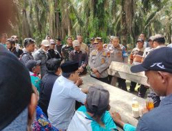 Sertu Dedi Isriadi Babinsa Koramil 16/Tapung Pantau Aksi Unjuk Rasa Permasalahan Lahan
