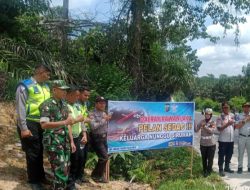 Dukung Polres Pelalawan,Babinsa Ikut Serta Melaksanakan Pemasangan Rambu Lalu Lintas