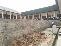 Bangunan Turap Dinilai Membahayakan, Ka UPT SDN 006 Gunung Malelo Harapkan Dibuat Pagar Oleh Dinas Terkait