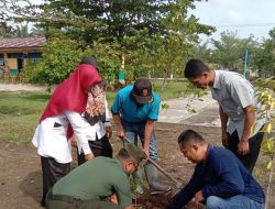 Berikan Kontribusi Positif Bagi Lingkungan, Babinsa Koramil 16/Tapung Bersama Kades Laksanakan Penanaman Pohon