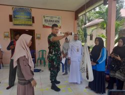 Serka Ronnie Ginting Babinsa Koramil 16/Tapung Dampingi Petugas Berikan Layanan Posyandu