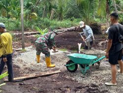 Babinsa dan Warga Gotong -Royong Pengecoran Jalan Setapak