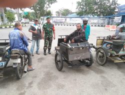 Terus Membaur Bersama Masyarakat, Babinsa Koramil 01/Bkn Lakukan Komsos Bersama Tukang Becak