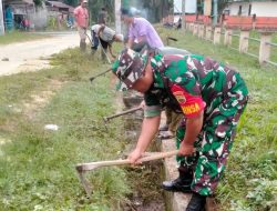 Jaga Kebersihan Lingkungan di Kampung Pancasila, Babinsa Koramil 01/Bkn Goro Bersama Masyarakat