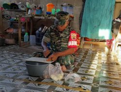Babinsa Masuk Dapur Sebagai Bentuk Kepedulian TNI
