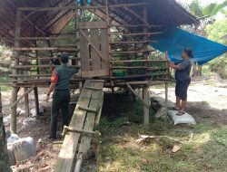 Babinsa Praka Tri Haryanto Komsos Dengan Peternak Kambing Ingatkan Jaga Kebersihan
