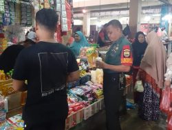 Cek Harga Sembako, Babinsa Koramil 01/Bkn Turun ke Pasar