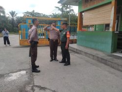 Komsos Dengan Security Babinsa Koramil 01/Bkn Beri Penyegaran Sikap dan Dasar PBB di Kampung Pancasila