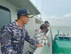 TNI AL Selamatkan KM Nuraini Jaya 01 yang Rusak Akibat Terjangan Gelombang