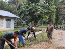 Babinsa Bersama Warga Gotong -Royong Timbun Jalan Berlubang