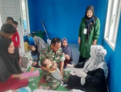Dukung Program Penurunan Stunting, Babinsa Koramil 16/Tapung Dampingi Bidan Desa Laksanakan Posyandu
