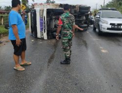 Babinsa Desa Tandun Barat Bantu Atur Jalan Macet Akibat Truck Bermuatan Beras Terbalik