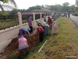 Majelis Guru UPT SDN 003 Tanjung dan Wali Murid Melaksanakan Goro Dilingkungan Sekolah