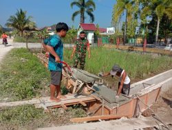 Babinsa Koramil 07/Kampar Gotong -Royong Bersama Warga Bikin Drainase Guna Antisipasi Banjir