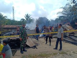 Serma Yunardi Babinsa Koramil 16/Tapung Pantau Kebakaran Gudang Barang Harian Milik Warga