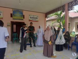 Bentuk Kepedulian Kesehatan Balita, Babinsa Koramil 16/Tapung Dampingi Bidan Desa Laksanakan Posyandu
