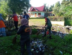 Serka Noviandi, Babinsa Koramil 07/Kampar Bersama Warga Goro Bersihkan Lingkungan Desa