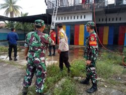 Gerak Cepat, Babinsa Koramil 01/Bkn Bantu Padamkan Kebakaran Rumah Warga di Desa Binaan