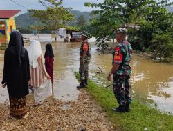 Babinsa Koramil 05/Kampar Kiri Terus Memantau Ketinggian Air di Sungai Subayang