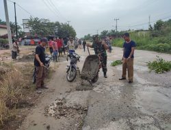 Selalu Hadir di Tengah Masyarakat, Personil Koramil 14/Kepenuhan Goro Perbaiki Jalan Yang Rusak