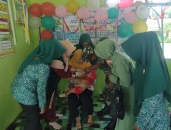 Wujudkan Balita Sehat, Babinsa Dampingi Petugas Berikan Layanan Posyandu