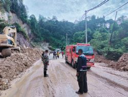 Jalan Licin Akibat Tanah Longsor, Babinsa Koramil 01/Bkn Bantu Kelancaran Lalu Lintas Bagi Pengendara Jalan
