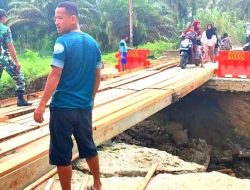 Babinsa Pantau Pembangunan Jembatan Darurat di Kabupaten Rokan Hulu