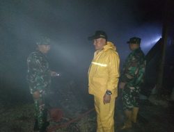 Peduli Terhadap Lingkungan, Babinsa Koramil 16/Tapung Dengan Sigap Bantu Padamkan Kebakaran Rumah Warga