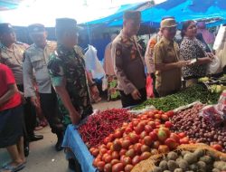 Danramil 11/Tambusai Bersama Upika Kecamatan Tambusai Utara Sidak Harga Sembako di Pasar Bangun Jaya