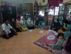 Babinsa Koramil 09/ Langgam Dampingi Pihak Petugas Kesehatan Melasanakan Turun Lapangan Suntik Pertusis Kepada Balita