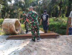 Babinsa Bantu Warga Perbaiki Gorong-gorong Yang Rusak Akibat Banjir di Kampung Pancasila