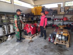 Hadapi Musim Kemarau dan Cegah Karhutla, Babinsa Koramil 16/Tapung Cek Alat Pemadam Milik Perusahaan