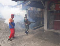 Cegah DBD, Babinsa Koramil 01/Bkn Bersama Petugas Kesehatan Lakukan Fogging