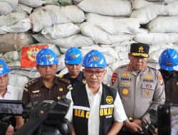 Kapolda Kepri Ikuti Pemusnahan Barang Bekas Impor Ilegal Senilai Rp. 17,4 Miliar