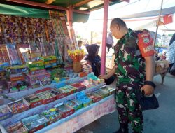 Babinsa Koramil 01/Bkn Kodim 0313/Kpr Himbau Pedagang Petasan Agar Tidak Menjual Petasan Yang Berbahaya