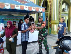 Babinsa Koramil 08/TDN Bersama Pengurus Masjid Bagikan Takjil Ramadhan