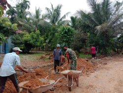 Serka Jumiono Babinsa Koramil 07/Kampar Bersama Warga Goro Perbaiki Jalan