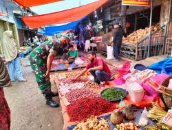 Rutin Turun ke Pasar, Babinsa Pantau Harga Sembako Pertengahan Bulan Ramadhan