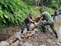Prajurit TNI AL Bantu Tangani Tanah Longsor di Minahasa Utara