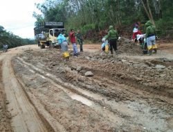 Babinsa Koramil 13/Rokan dan Warga Goro Perbaiki Jalan