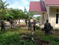 Bentuk Kepedulian Rumah Ibadah, Anggota Koramil 16/Tapung Kerja Bakti Bersihkan Gereja