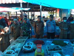 Serma Muhar Babinsa Koramil 13/Rokan Cek Harga Sembako Dipasar Tradisional Bersama Unsur Upika