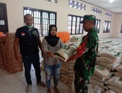 Babinsa Dampingi Penyaluran Paket Sembako Kepada Kaum Lansia di Wilayah Binaan