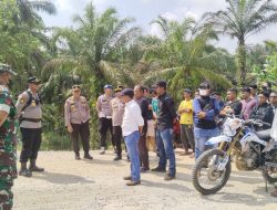 Babinsa Koramil 16/Tapung Pantau Aksi Unjuk Rasa Warga Sinama Nenek