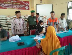 Babinsa Desa Kumantan Dampingi Penyaluran Bantuan Beras Dari BPN RI