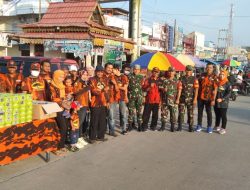 Bersama Ormas Pemuda Pancasila, Babinsa Koramil 04/Pkl Kuras Bagi-Bagi Takjil