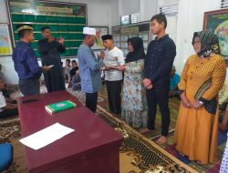 Danramil 01/Bkn Serahkan Zakat Mal Dandim 0313/Kpr Kepada Warga Kurang Mampu