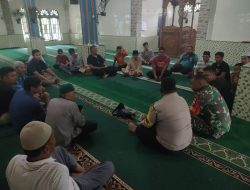 Melalui Komsos, Babinsa Koramil 01/Bkn dan Bhabinkamtibmas Jalin Silaturahmi Dengan Jamaah Masjid