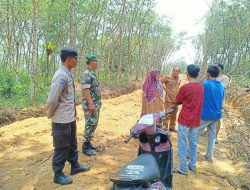 Babinsa Koramil 01/Bkn Bersama Kades dan Bhabinkamtibmas Tinjau Pembangunan Jalan Menuju Perkebunan Masyarakat
