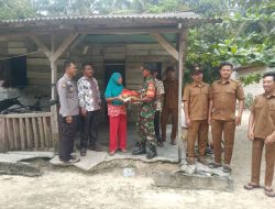 Babinsa Koramil 16/Tapung Bersama Bhabinkamtibmas dan Pemerintah Desa Serahkan Bantuan Sembako